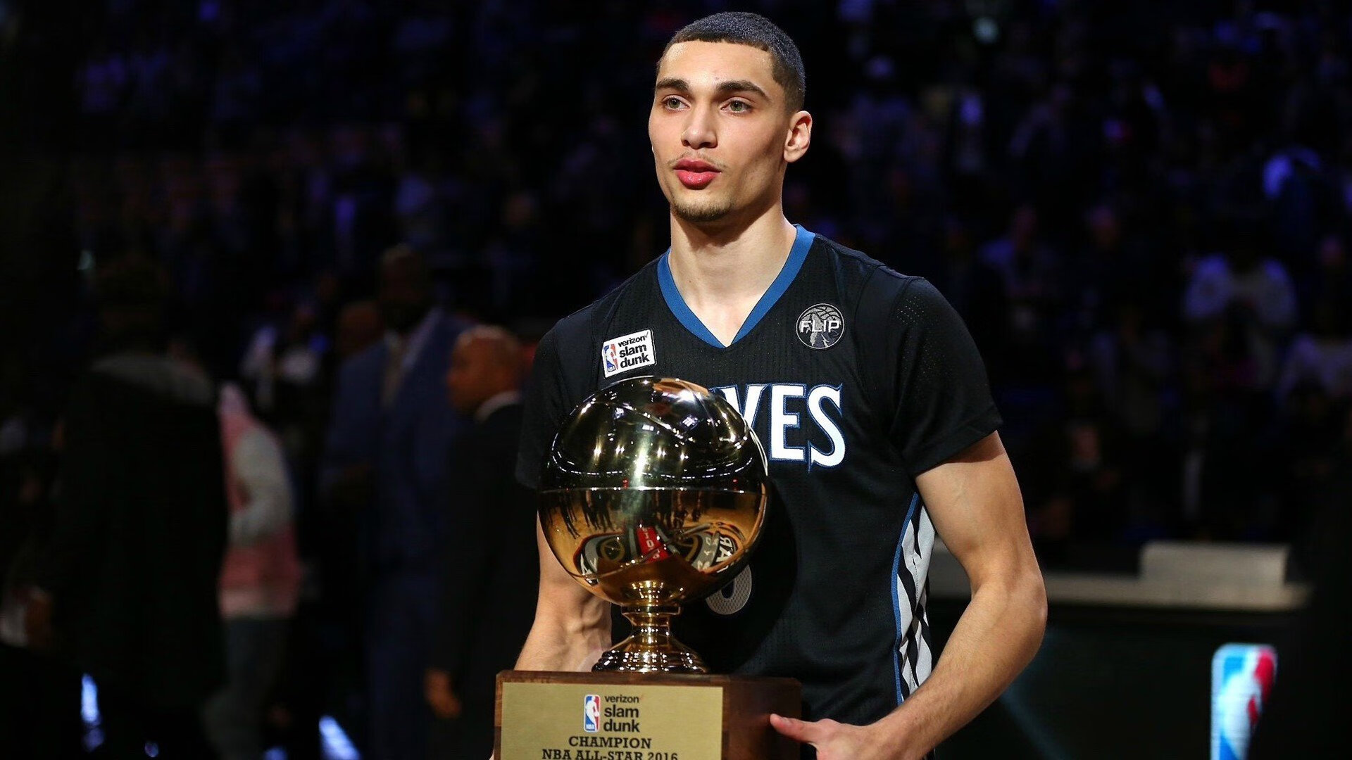 风筝冲浪长距离穿越赛 海面上五彩风筝连成一线